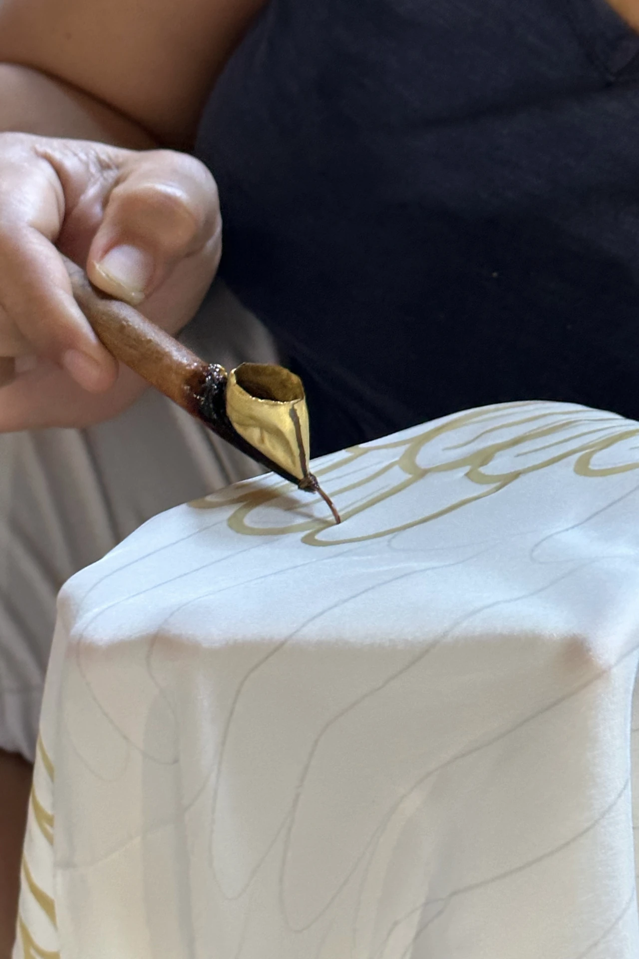 Ręcznie malowany jedwab w balijskiej pracowni