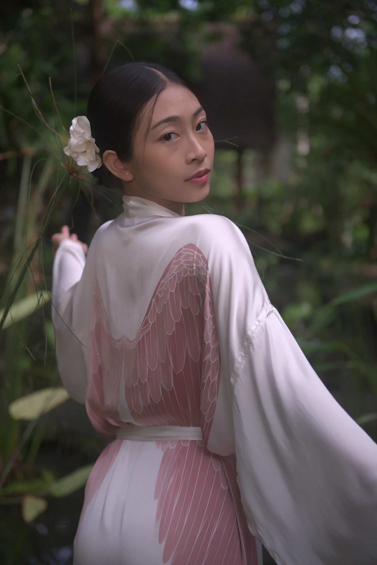 Kobieta w jedwabnym szlafroku BaliCinta