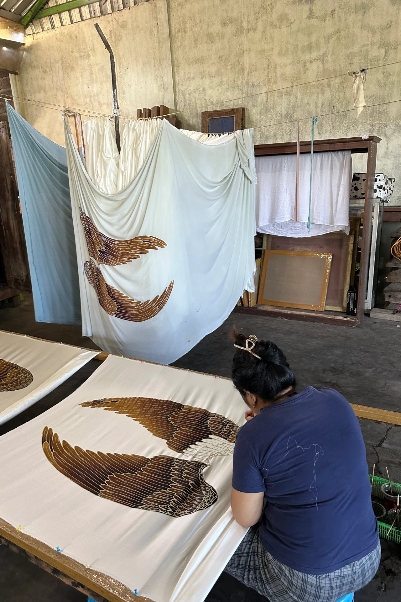 Ręczne malowanie wzoru batik na jedwabiu