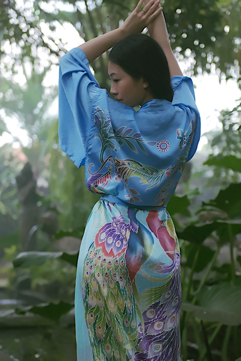 Silk long kimono with PEACOCKS motif